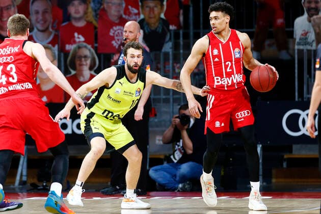 29. Spieltag der easyCredit BBL Basketball Bundesliga am 06.April 2021im Audi Dome in München Bayern Deutschland Saison 2020-2021 FC Bayern München gegen Medi Bayreuth Wade Baldwin (FC Bayern München 2) rechts Bastian Doreth (Medi Bayreuth 10) links