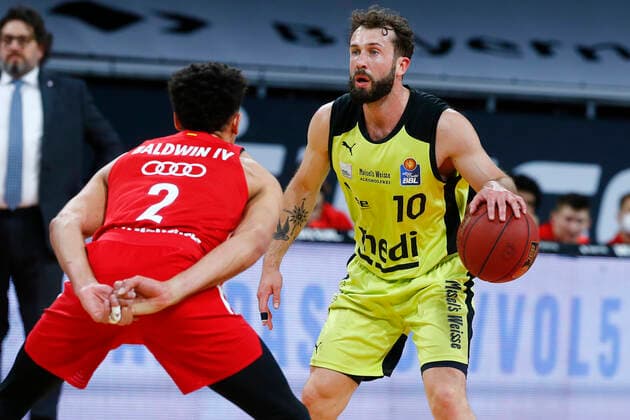 29. Spieltag der easyCredit BBL Basketball Bundesliga am 06.April 2021im Audi Dome in München Bayern Deutschland Saison 2020-2021 FC Bayern München gegen Medi Bayreuth Wade Baldwin (FC Bayern München 2) links Bastian Doreth (Medi Bayreuth 10) rechts