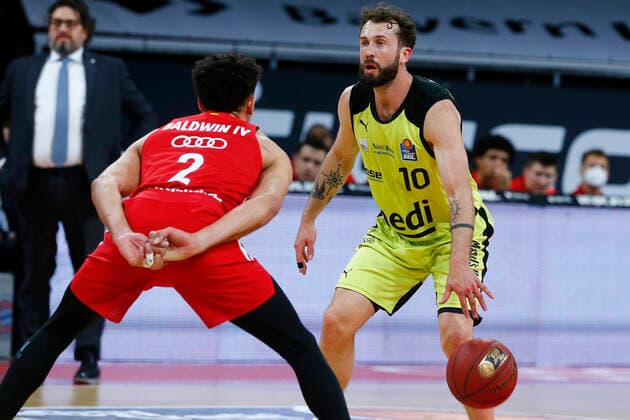 29. Spieltag der easyCredit BBL Basketball Bundesliga am 06.April 2021im Audi Dome in München Bayern Deutschland Saison 2020-2021 FC Bayern München gegen Medi Bayreuth Wade Baldwin (FC Bayern München 2) links Bastian Doreth (Medi Bayreuth 10) rechts