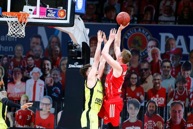 29. Spieltag der easyCredit BBL Basketball Bundesliga am 06.April 2021im Audi Dome in München Bayern Deutschland Saison 2020-2021 FC Bayern München gegen Medi Bayreuth Leon Radosevic (FC Bayern München 43) rechts Kay Bruhnke (Medi Bayreuth 9) links