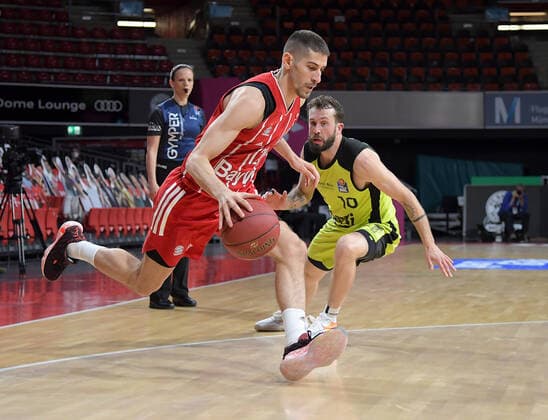 06.04.2021, xemx, Basketball BBL Bundesliga, FC Bayern Muenchen Basketball - medi Bayreuth emspor, v.l. Diego Flaccadori (FC Bayern Basketball), Bastian Doreth (medi Bayreuth) Zweikampf, Duell, Kampf, tackle Muenchen