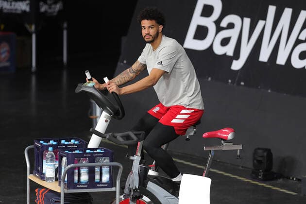 Nick Weiler-Babb (Muenchen) auf dem Fahrrad GER, FC Bayern Basketball vs. medi bayreuth, Basketball, easy Credit BBL, Saison 2020 2021, 06.04.2021, GER, FC Bayern Basketball vs. medi bayreuth, Basketball, easy Credit BBL, Saison 2020 2021, 06.04.2021, Muenchen Copyright: xEIBNER MarcelxEngelbrechtx EP_EER