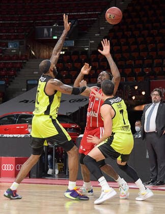 06.04.2021, xemx, Basketball BBL Bundesliga, FC Bayern Muenchen Basketball - medi Bayreuth emspor, v.l. Dererk Pardon (medi Bayreuth), Jalen Reynolds (FC Bayern Basketball), Philip Jalalpoor (medi Bayreuth) Zweikampf, Duell, Kampf, tackle Muenchen