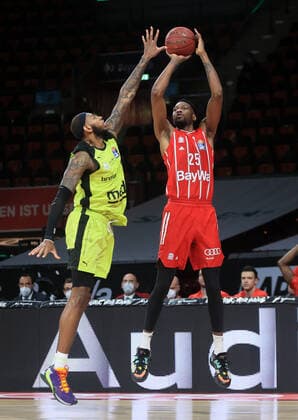 06.04.2021, FC Bayern Basketball vs Media Bayreuth, Audi Dome Muenchen im Bild: Derek Pardon ( Medi Bayreuth) vs JaJuan Johnson (FCB Basketball)