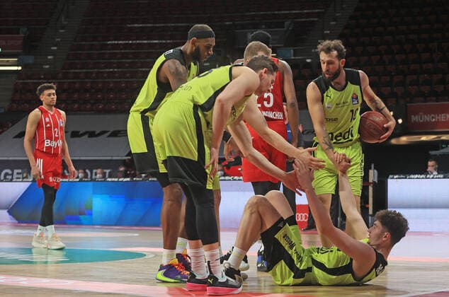 06.04.2021, FC Bayern Basketball vs Media Bayreuth, Audi Dome Muenchen im Bild: Wade Baldwin (FCB Basketball) und Media Bayreuth Kader