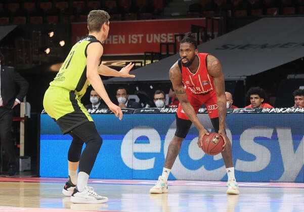 06.04.2021, FC Bayern Basketball vs Media Bayreuth, Audi Dome Muenchen im Bild: Andreas Seifert ( Medi Bayreuth) vs Jalen Reynolds (FCB Basketball)