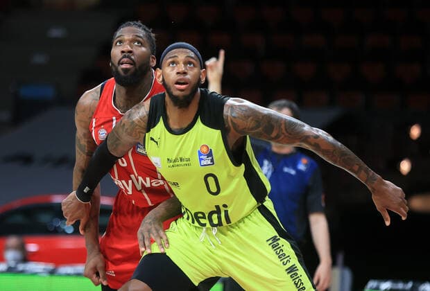 06.04.2021, FC Bayern Basketball vs Media Bayreuth, Audi Dome Muenchen im Bild: Jalen Reynolds (FCB Basketball) vs Derek Pardon ( Medi Bayreuth)