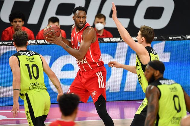 JaJuan Johnson (FCB) am Ball, Aktion Basketball 1.Bundesliga FC Bayern Muenchen-medi Bayreuth am 06.04.2021 A U D I D O M E.
