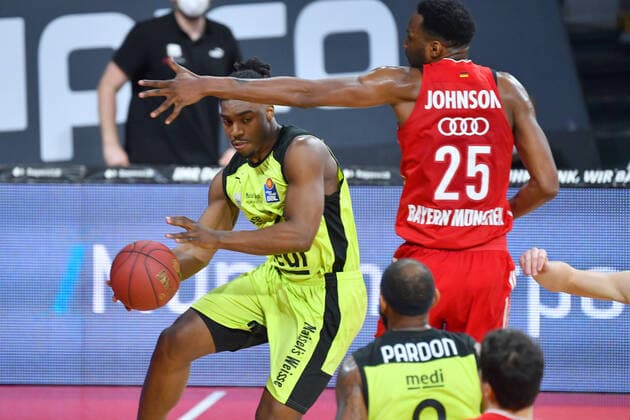 Frank BARTLEY (BT) am Ball, Aktion,Zweikampf gegen JaJuan Johnson (FCB). Basketball 1.Bundesliga FC Bayern Muenchen-medi Bayreuth am 06.04.2021 A U D I D O M E.