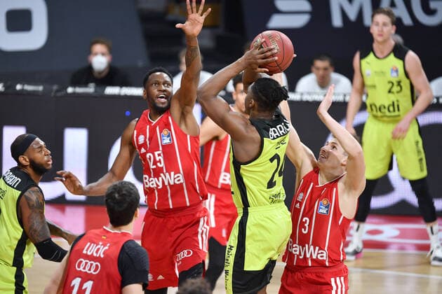 Frank BARTLEY (BT) am Ball, Aktion,Zweikampf gegen JaJuan Johnson (FCB) und David KRAEMER (FCB Basketball 1.Bundesliga FC Bayern Muenchen-medi Bayreuth am 06.04.2021 A U D I D O M E.