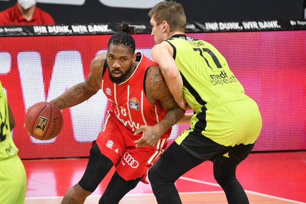 Jalen Reynolds (FCB), Aktion,Zweikampf gegen Andreas SEYFARTH (BT). Basketball 1.Bundesliga FC Bayern Muenchen-medi Bayreuth am 06.04.2021 A U D I D O M E.