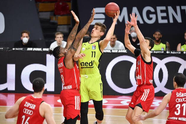 Andreas SEIFERTH (BT) Aktion,Zweikampf gegen Jalen Reynolds (FCB,li) und VLADIMIR LUCIC (FCB). Basketball 1.Bundesliga FC Bayern Muenchen-medi Bayreuth am 06.04.2021 A U D I D O M E.