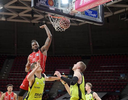 06.04.2021, xemx, Basketball BBL Bundesliga, FC Bayern Muenchen Basketball - medi Bayreuth emspor, v.l. Jalen Reynolds (FC Bayern Basketball), Andreas Seiferth (medi Bayreuth), Osvaldas Olisevicius (medi Bayreuth) Zweikampf, Duell, Kampf, tackle Muenchen