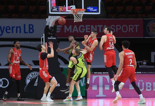06.04.2021, FC Bayern Basketball vs Media Bayreuth, Audi Dome Muenchen im Bild: JaJuan Johnson (FCB Basketball), Vladimir Lucic (FCB Basketball), Frank Bartley ( Medi Bayreuth), Oswalds Olisevicius ( Medi Bayreuth), Diego Flaccadori (FCB Basketball), Paul Zipser (FCB Basketball) und Wade Baldwin (FCB Basketball)