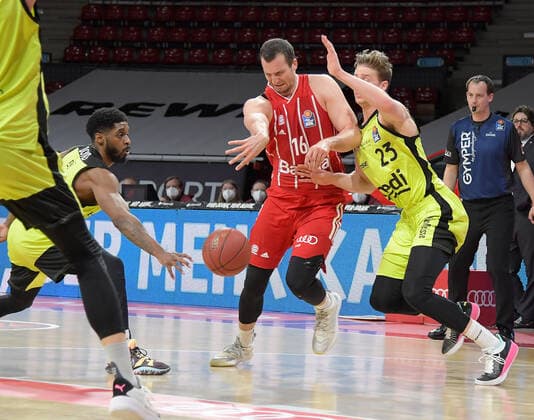 06.04.2021, xemx, Basketball BBL Bundesliga, FC Bayern Muenchen Basketball - medi Bayreuth emspor, v.l. Lazeric Jones (medi Bayreuth), Paul Zipser (FC Bayern Basketball), David Walker (medi Bayreuth) Zweikampf, Duell, Kampf, tackle Muenchen
