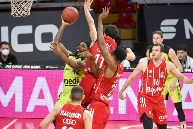 Lazeric JONES (BT), Aktion,Zweikampf gegen VLADIMIR LUCIC (FCB), und JaJuan Johnson (FCB). Basketball 1.Bundesliga FC Bayern Muenchen-medi Bayreuth am 06.04.2021 A U D I D O M E.