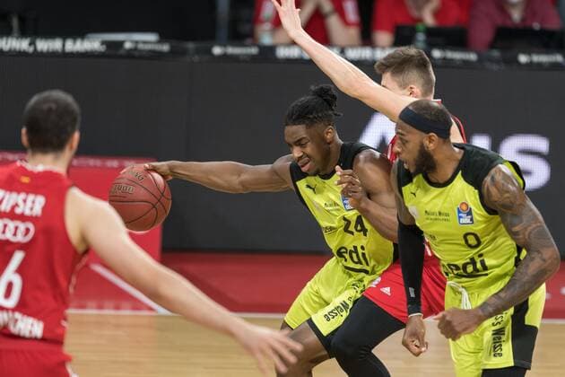 Basketball, BBL, 20210406, FC Bayern München - medi Bayreuth. Im Bild Frank BARTLEY (medi Bayreuth, 24) und David KRÄMER (Kraemer Kramer FC Bayern München, 3) Zweikampf Ball. München Audi Dome Bayern Deutschland Copyright: Passion2Press MarkusxFischerx