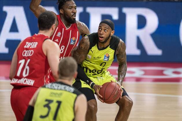 Basketball, BBL, 20210406, FC Bayern München - medi Bayreuth. Im Bild Jalen REYNOLDS (FC Bayern München, 8) und Dererk PARDON (medi Bayreuth, 0). München Audi Dome Bayern Deutschland Copyright: Passion2Press MarkusxFischerx