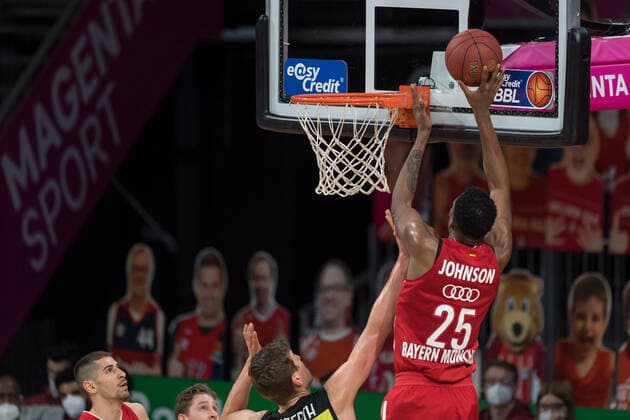 Basketball, BBL, 20210406, FC Bayern München - medi Bayreuth. Im Bild JaJuan JOHNSON (FC Bayern München, 25) Korbleger Korb punktet. München Audi Dome Bayern Deutschland Copyright: Passion2Press MarkusxFischerx
