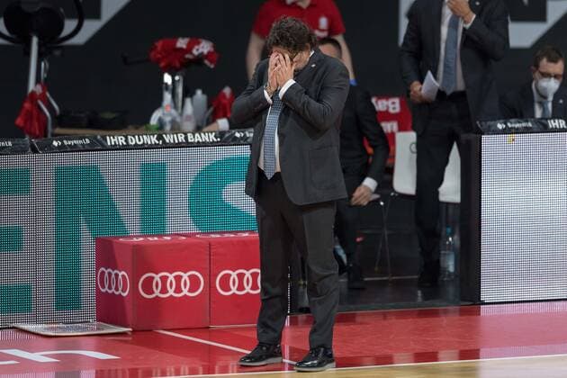 Basketball, BBL, 20210406, FC Bayern München - medi Bayreuth. Im Bild Head Coach des FC Bayern München Andrea TRINCHIERI Hände vor Gesicht. München Audi Dome Bayern Deutschland Copyright: Passion2Press MarkusxFischerx