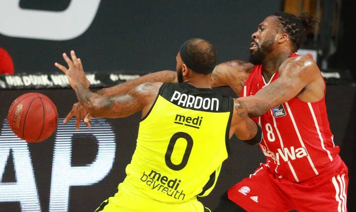 8 Jalen Reynolds (FCBB) rot, gegen 0 Dererk Pardon (Bayreuth) Basketball, 1. Bundesliga, BBL, FC Bayern München - Medi Bayreuth im Audi Dome am 06.04.2021 FOTO: Mladen Lackovic LakoPress