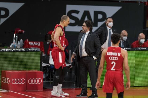 Basketball, BBL, 20210406, FC Bayern München - medi Bayreuth. Im Bild Robin AMAIZE (FC Bayern München, 15) und Head Coach des FC Bayern München Andrea TRINCHIERI Unterredung Anweisung Fragen. München Audi Dome Bayern Deutschland Copyright: Passion2Press MarkusxFischerx