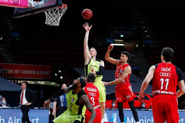 29. Spieltag der easyCredit BBL Basketball Bundesliga am 06.April 2021im Audi Dome in München Bayern Deutschland Saison 2020-2021 FC Bayern München gegen Medi Bayreuth Wade Baldwin (FC Bayern München 2) rechts Osvaldas Olisevicius (Medi Bayreuth 31) links