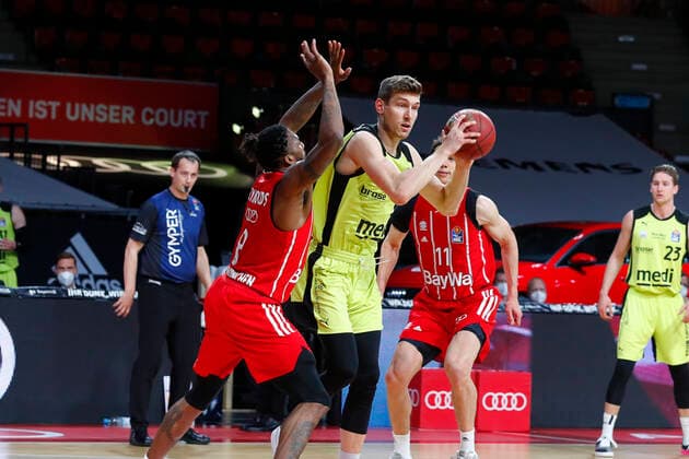 29. Spieltag der easyCredit BBL Basketball Bundesliga am 06.April 2021im Audi Dome in München Bayern Deutschland Saison 2020-2021 FC Bayern München gegen Medi Bayreuth Jalen Reynolds (FC Bayern München 8) links Andreas Seiferth (Medi Bayreuth 11) rechts