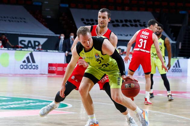 29. Spieltag der easyCredit BBL Basketball Bundesliga am 06.April 2021im Audi Dome in München Bayern Deutschland Saison 2020-2021 FC Bayern München gegen Medi Bayreuth Paul Zipser (FC Bayern München 16) links Osvaldas Olisevicius (Medi Bayreuth 31) rechts