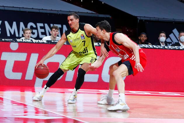 29. Spieltag der easyCredit BBL Basketball Bundesliga am 06.April 2021im Audi Dome in München Bayern Deutschland Saison 2020-2021 FC Bayern München gegen Medi Bayreuth Vladimir Lucic (FC Bayern München 11) rechts Philip Jalalpoor (Medi Bayreuth 7) links