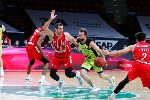 29. Spieltag der easyCredit BBL Basketball Bundesliga am 06.April 2021im Audi Dome in München Bayern Deutschland Saison 2020-2021 FC Bayern München gegen Medi Bayreuth Paul Zipser (FC Bayern München 16) links Bastian Doreth (Medi Bayreuth 10) rechts