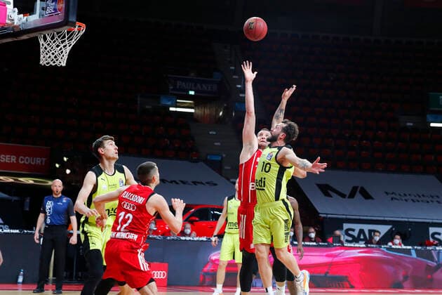 29. Spieltag der easyCredit BBL Basketball Bundesliga am 06.April 2021im Audi Dome in München Bayern Deutschland Saison 2020-2021 FC Bayern München gegen Medi Bayreuth Paul Zipser (FC Bayern München 16) links Bastian Doreth (Medi Bayreuth 10) rechts