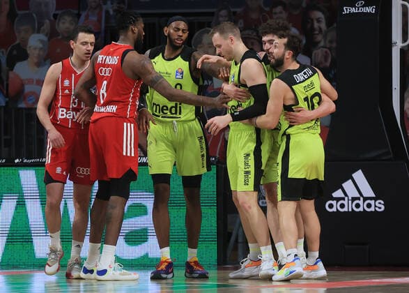 06.04.2021, FC Bayern Basketball vs Media Bayreuth, Audi Dome Muenchen im Bild: Rauferei zischen Jalen Reynolds (FCB Basketball) und Bastian Doreth ( Medi Bayreuth)