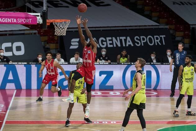 Basketball, BBL, 20210406, FC Bayern München - medi Bayreuth. Im Bild Jalen REYNOLDS (FC Bayern München, 8) fängt Pass aus Luft Korb punktet. München Audi Dome Bayern Deutschland Copyright: Passion2Press MarkusxFischerx