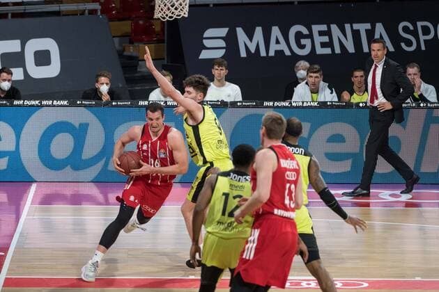 Basketball, BBL, 20210406, FC Bayern München - medi Bayreuth. Im Bild Paul ZIPSER (FC Bayern München, 16) Zug zum Korb. München Audi Dome Bayern Deutschland Copyright: Passion2Press MarkusxFischerx
