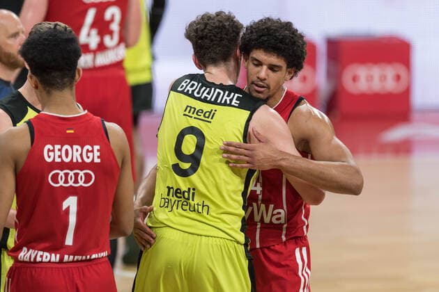 Basketball, BBL, 20210406, FC Bayern München - medi Bayreuth. Im Bild Kay BRUHNKE (medi Bayreuth, 9) und Sasha GRANT (FC Bayern München, 44) klatschen nach Schlusspfiff ab. München Audi Dome Bayern Deutschland Copyright: Passion2Press MarkusxFischerx