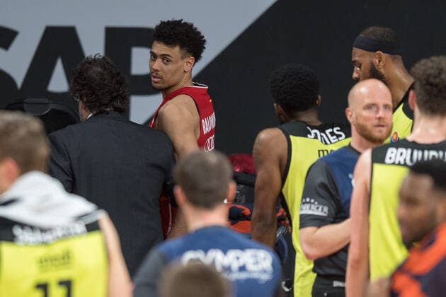 Basketball, BBL, 20210406, FC Bayern München - medi Bayreuth. Im Bild Head Coach des FC Bayern München Andrea TRINCHIERI führt Wade BALDWIN (FC Bayern München, 2) Richtung Kabine ab, Meinungsverschiedenheint mit Lazeric JONES (medi Bayreuth, 12). München Audi Dome Bayern Deutschland Copyright: Passion2Press MarkusxFischerx