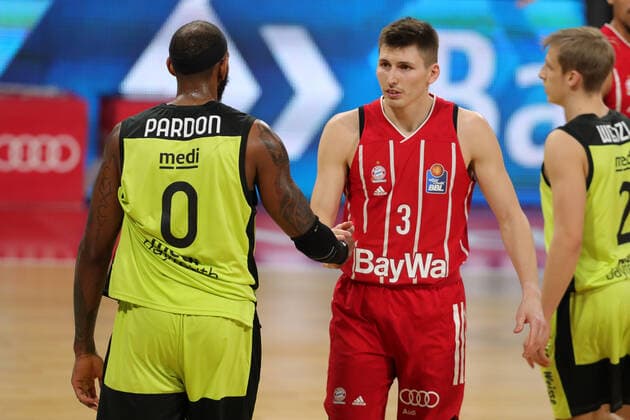 Dererk Pardon (Bayreuth) und David Kraemer (Muenchen) klatschen sich ab GER, FC Bayern Basketball vs. medi bayreuth, Basketball, easy Credit BBL, Saison 2020 2021, 06.04.2021, GER, FC Bayern Basketball vs. medi bayreuth, Basketball, easy Credit BBL, Saison 2020 2021, 06.04.2021, Muenchen Copyright: xEIBNER MarcelxEngelbrechtx EP_EER
