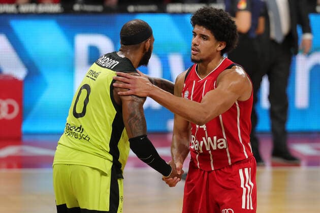 Dererk Pardon (Bayreuth) und Sasha Grant (Muenchen) klatschen sich ab GER, FC Bayern Basketball vs. medi bayreuth, Basketball, easy Credit BBL, Saison 2020 2021, 06.04.2021, GER, FC Bayern Basketball vs. medi bayreuth, Basketball, easy Credit BBL, Saison 2020 2021, 06.04.2021, Muenchen Copyright: xEIBNER MarcelxEngelbrechtx EP_EER