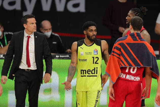 Cheftrainer Raoul Korner (Bayreuth), Lazeric Jones (Bayreuth) beschwert sich GER, FC Bayern Basketball vs. medi bayreuth, Basketball, easy Credit BBL, Saison 2020 2021, 06.04.2021, GER, FC Bayern Basketball vs. medi bayreuth, Basketball, easy Credit BBL, Saison 2020 2021, 06.04.2021, Muenchen Copyright: xEIBNER MarcelxEngelbrechtx EP_EER