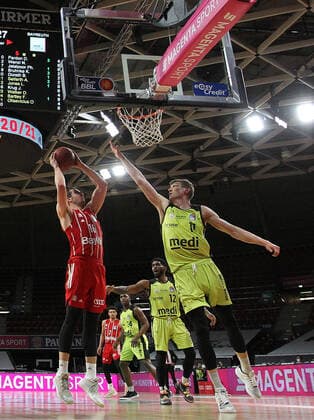 Paul Zipser (Muenchen) und Andreas Seiferth (Bayreuth) im Zweikampf GER, FC Bayern Basketball vs. medi bayreuth, Basketball, easy Credit BBL, Saison 2020 2021, 06.04.2021, GER, FC Bayern Basketball vs. medi bayreuth, Basketball, easy Credit BBL, Saison 2020 2021, 06.04.2021, Muenchen Copyright: xEIBNER MarcelxEngelbrechtx EP_EER