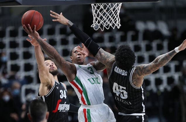Isaiah Canaan (Unics Kazan) thwarted by Julian Gamble (Segafredo Virtus Bologna) during the Eurocup baksetball game Virtus Segafredo Vs Unics Kazan - Bologna, Italy, April 4, 2021 - photo: corrispondente_Bologna LiveMedia  Copyright: xLiveMedia CorrispondentexBolognax xLiveMediax 0