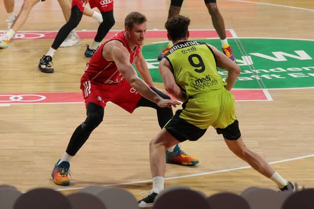 Leon Radosevic (Muenchen) im Zweikampf mit Kay Bruhnke (Bayreuth) GER, FC Bayern Basketball vs. medi bayreuth, Basketball, easy Credit BBL, Saison 2020 2021, 06.04.2021, GER, FC Bayern Basketball vs. medi bayreuth, Basketball, easy Credit BBL, Saison 2020 2021, 06.04.2021, Muenchen Copyright: xEIBNER MarcelxEngelbrechtx EP_EER