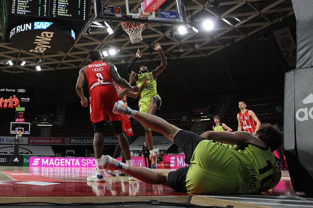 Dererk Pardon (Bayreuth) punktet waehrend Bastian Doreth (Bayreuth) am Boden liegt, GER, FC Bayern Basketball vs. medi bayreuth, Basketball, easy Credit BBL, Saison 2020 2021, 06.04.2021, GER, FC Bayern Basketball vs. medi bayreuth, Basketball, easy Credit BBL, Saison 2020 2021, 06.04.2021, Muenchen Copyright: xEIBNER MarcelxEngelbrechtx EP_EER