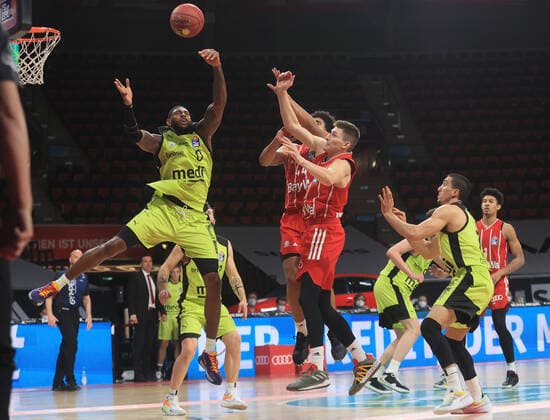06.04.2021, FC Bayern Basketball vs Media Bayreuth, Audi Dome Muenchen im Bild: Derek Pardon ( Medi Bayreuth), Sasha Grant (FCB Basketball), David Kraemer (FCB Basketball), Philip Jalalpoor ( Medi Bayreuth)