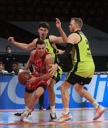 06.04.2021, FC Bayern Basketball vs Media Bayreuth, Audi Dome Muenchen im Bild: Zan Mark Sisko (FCB Basketball) vs Kay Bruhnke ( Medi Bayreuth) und Oswalds Olisevicius ( Medi Bayreuth)
