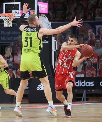 06.04.2021, FC Bayern Basketball vs Media Bayreuth, Audi Dome Muenchen im Bild: Oswalds Olisevicius ( Medi Bayreuth) vs Diego Flaccadori (FCB Basketball)