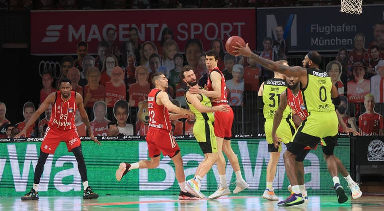 06.04.2021, FC Bayern Basketball vs Media Bayreuth, Audi Dome Muenchen im Bild: JaJuan Johnson (FCB Basketball), Diego Flaccadori (FCB Basketball), Bastian Doreth ( Medi Bayreuth), Vladimir Lucic (FCB Basketball), Oswalds Olisevicius ( Medi Bayreuth), Jalen Reynolds (FCB Basketball), und Derek Pardon ( Medi Bayreuth)