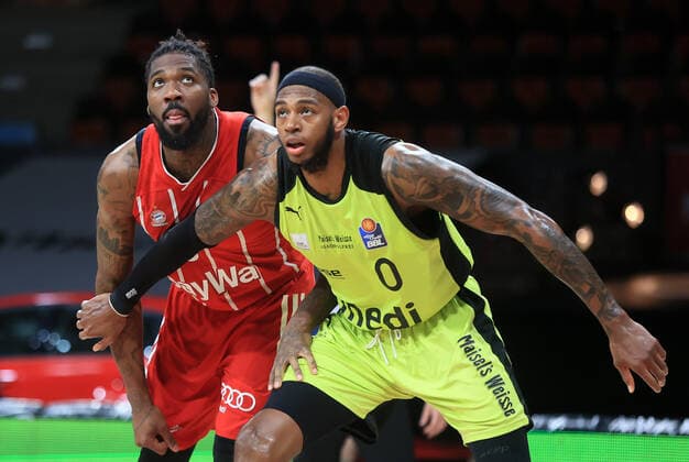 06.04.2021, FC Bayern Basketball vs Media Bayreuth, Audi Dome Muenchen im Bild: Jalen Reynolds (FCB Basketball) vs Derek Pardon ( Medi Bayreuth)