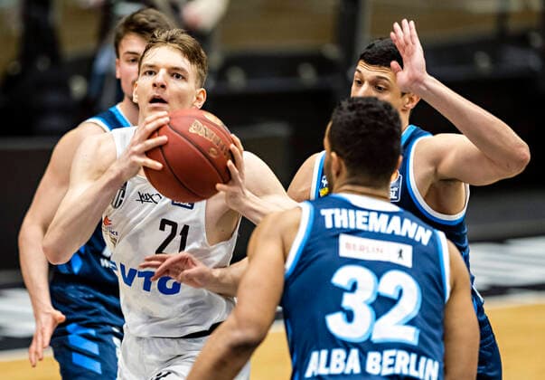 Justus Hollatz (Towers), Simone Fontecchio (Alba), Johannes Thiemann (Alba) 23.03.21, Hamburg Towers vs. Alba Berlin, Hamburg-Wilhelmsburg, edel-optics Arena, easyCredit BBL, Basketball Bundesliga, Saison 2020 2021, 08. Spieltag Â